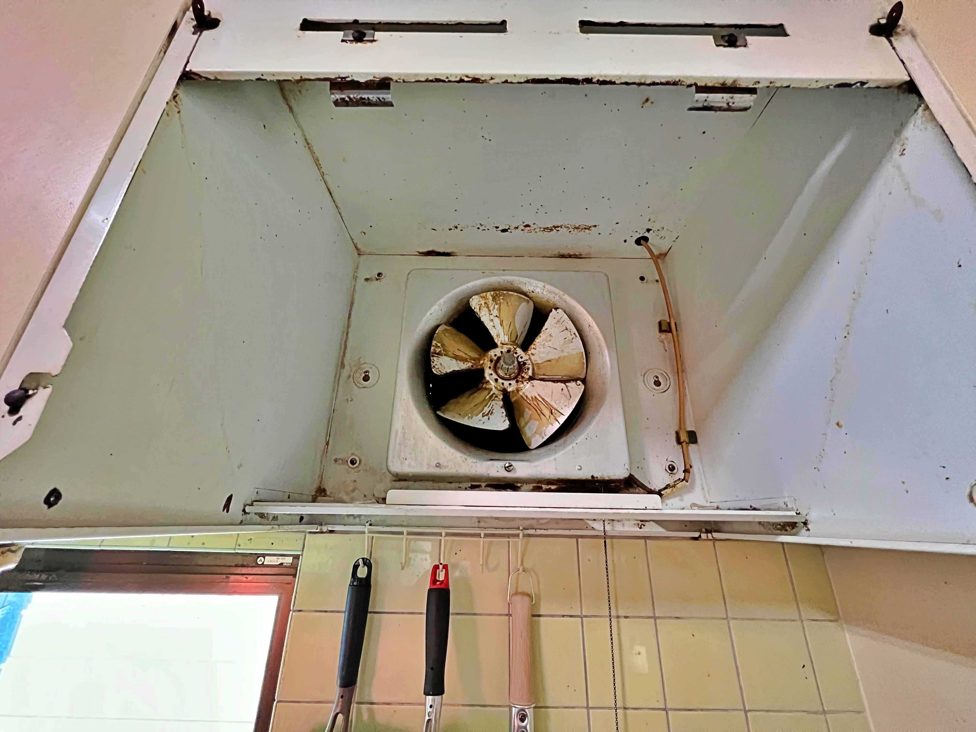お掃除ラクラク、明るいキッチンへ